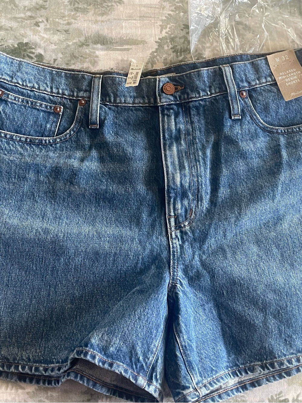 Madewell RELAXED MID-LENGTH
Medium Blue Denim Shorts